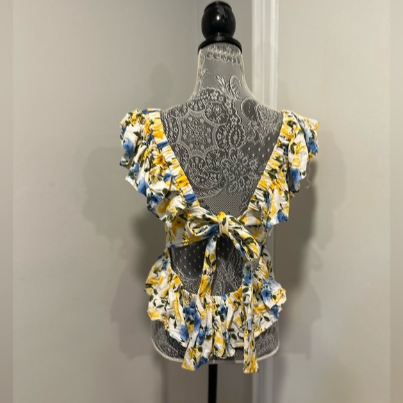 Francesca’s Womens Sz: L Floral. Flutter Sleeve. Tie Back. Peplum Top. Open back - Picture 2 of 12